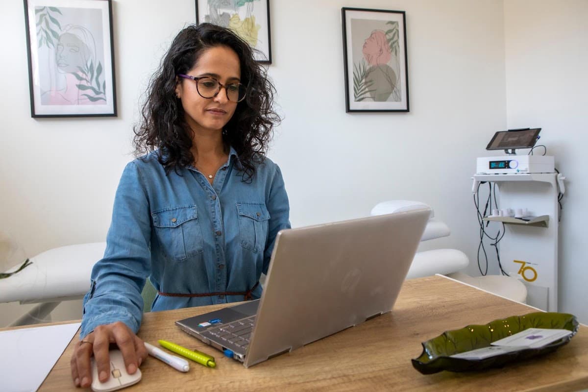 Profesional de Clínica Cicles trabajando en su consulta de Tarragona