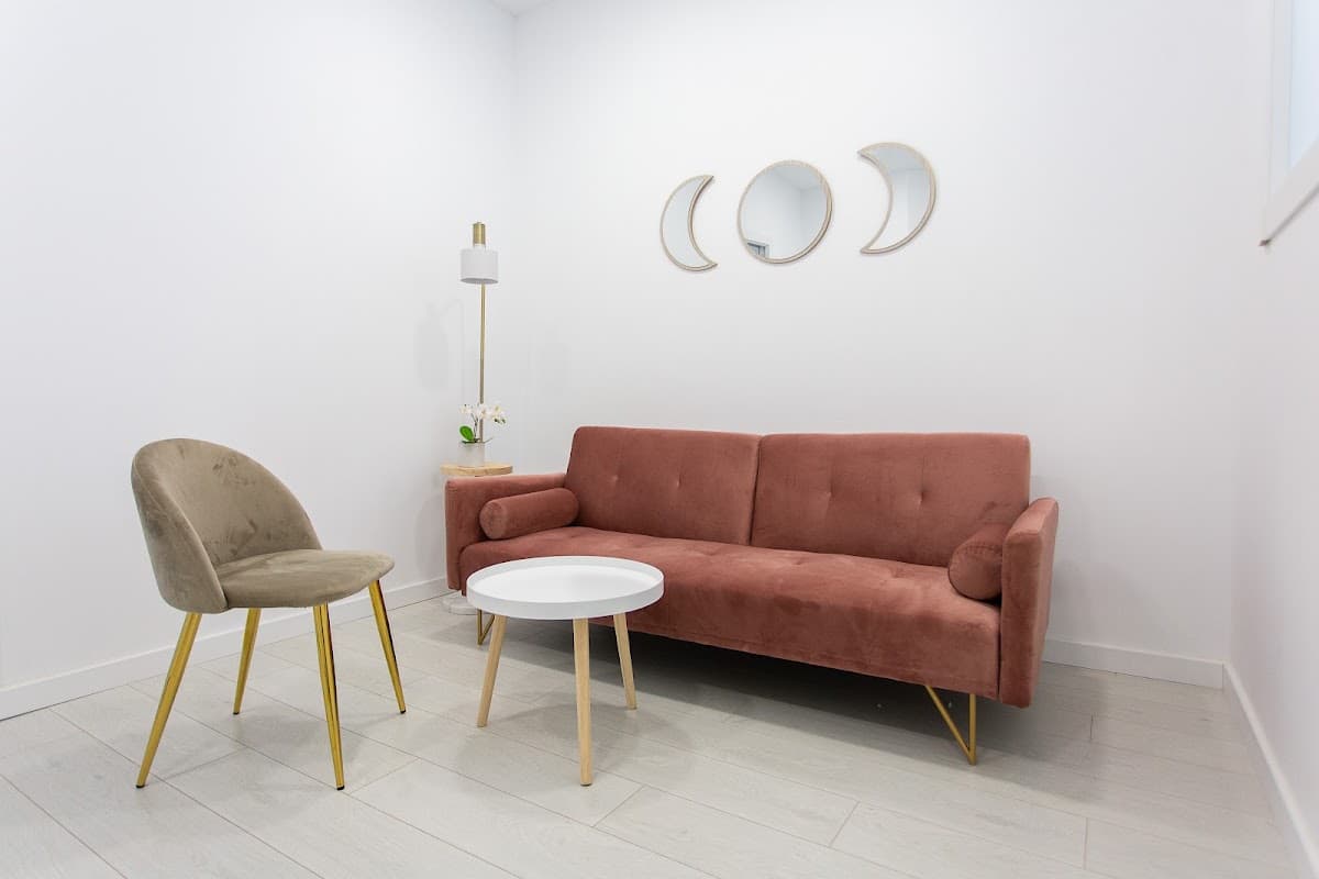Sala de espera acogedora de Clínica Cicles en Tarragona