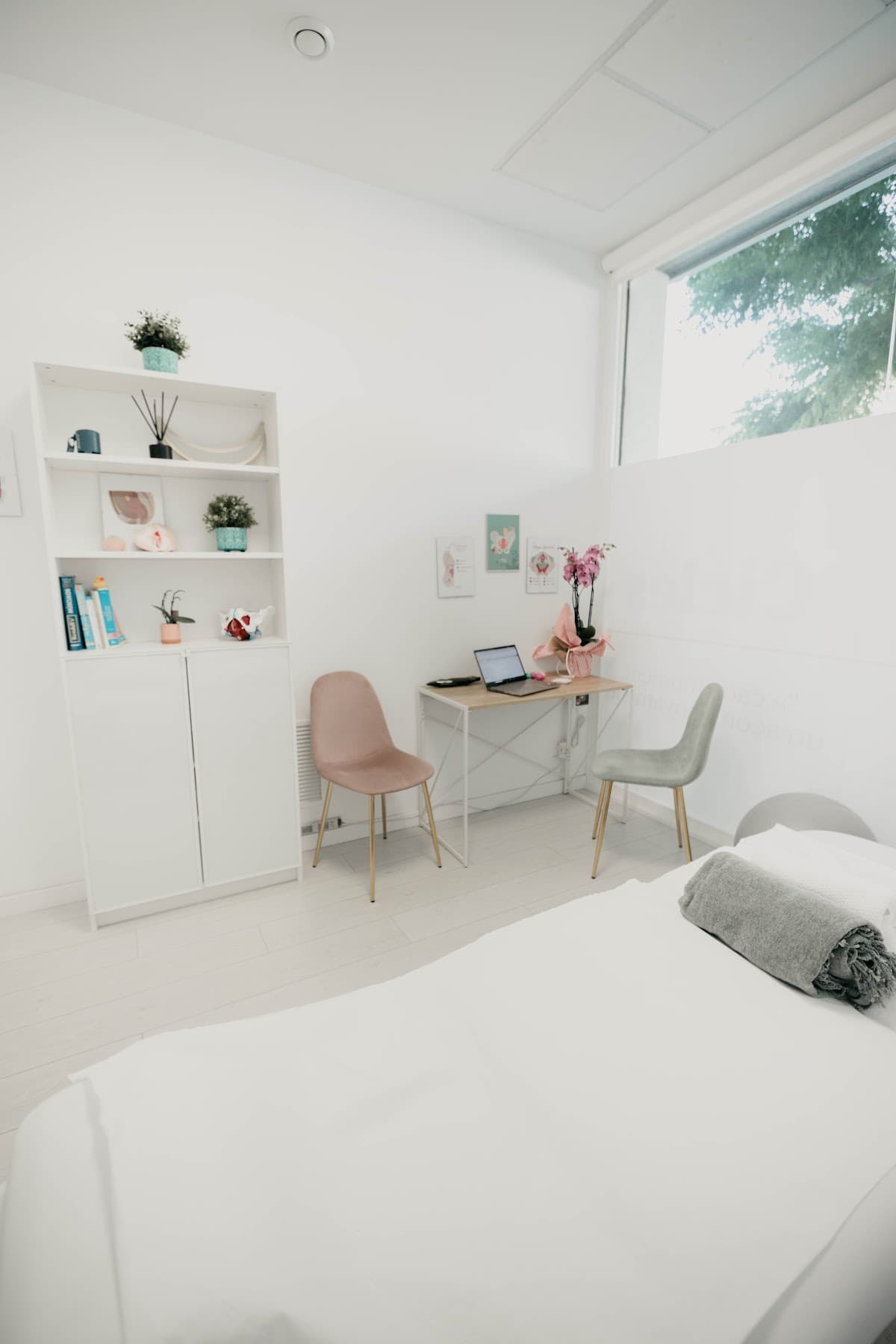 Sala de consulta de Clínica Cicles con material de ginecología y suelo pélvico